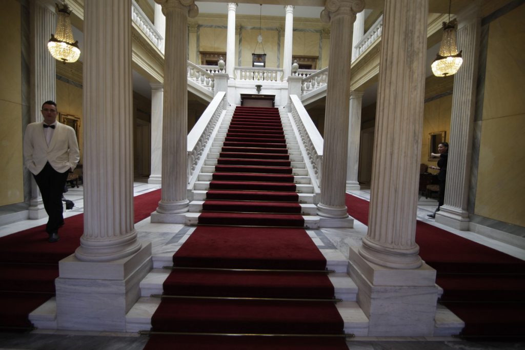 Ορκίζονται το μεσημέρι 4 αναπληρωτές υπουργοί