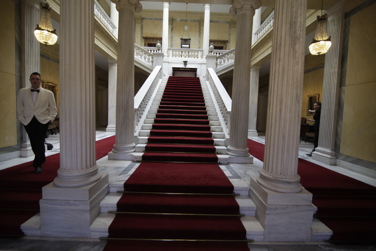 Ορκίζονται το μεσημέρι 4 αναπληρωτές υπουργοί