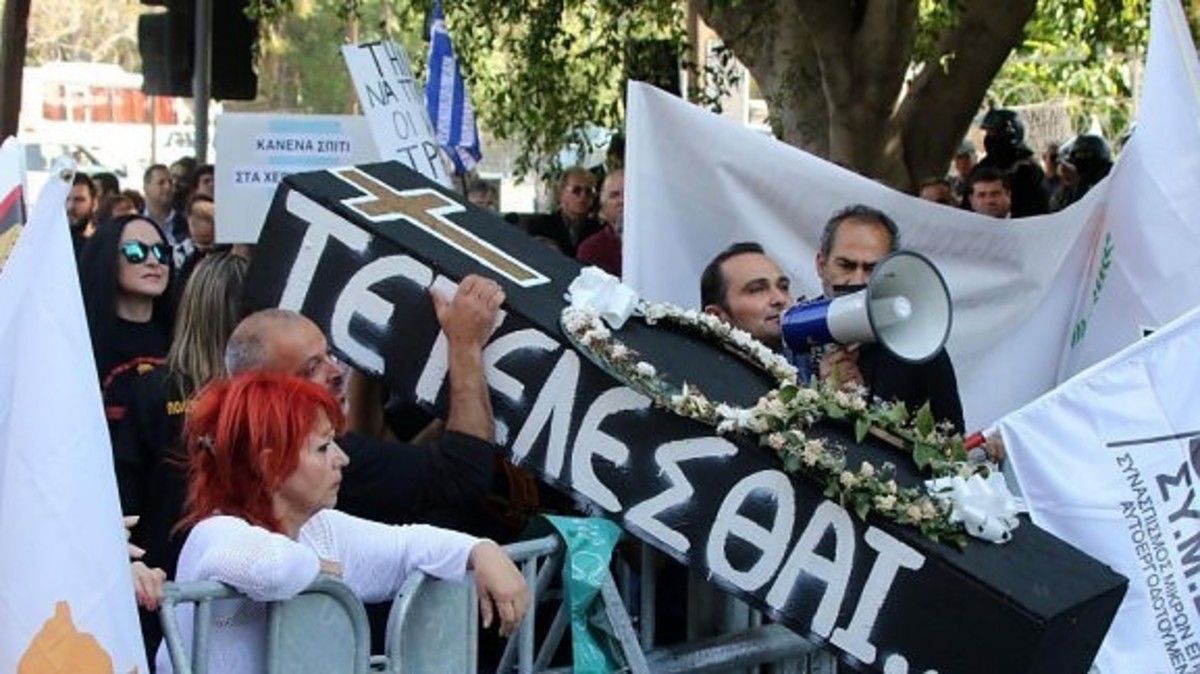 Καίνε φέρετρα έξω από την Κυπριακή Βουλή – Συμπλοκές μεταξύ διαδηλωτών και αστυνομίας (ΦΩΤΟ)