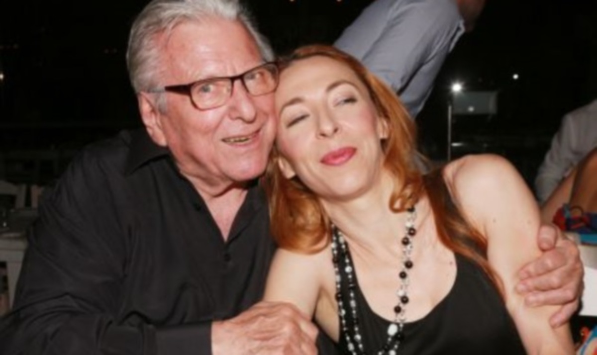 Ο Κώστας Βουτσάς και η κατά 47 χρόνια νέοτερη σύντροφός του μιλούν για τη σχέση τους! Βίντεο