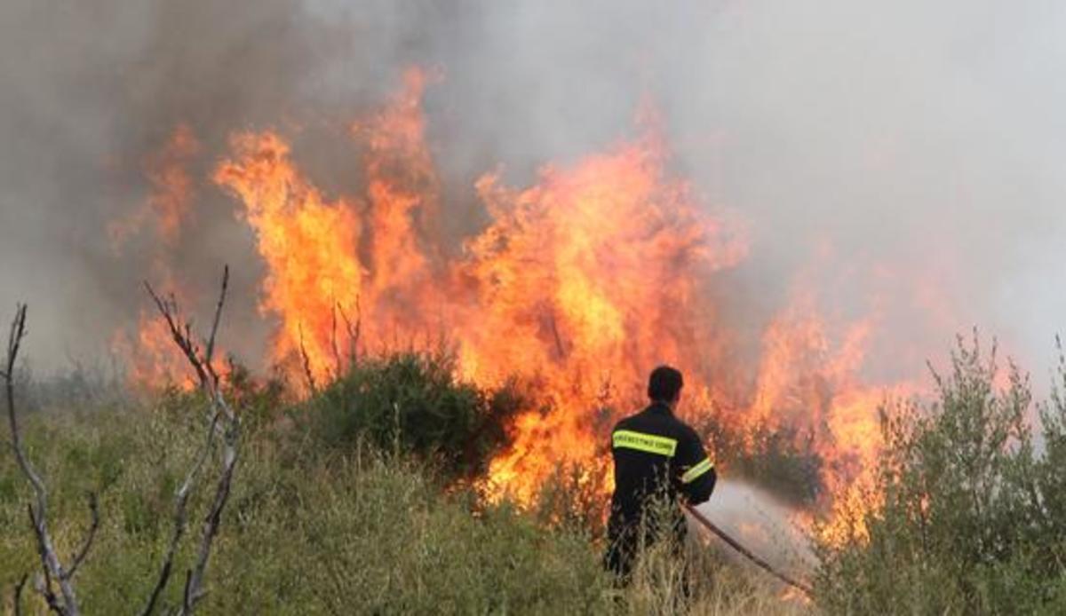 Mαίνεται η φωτιά στην Κύθνο