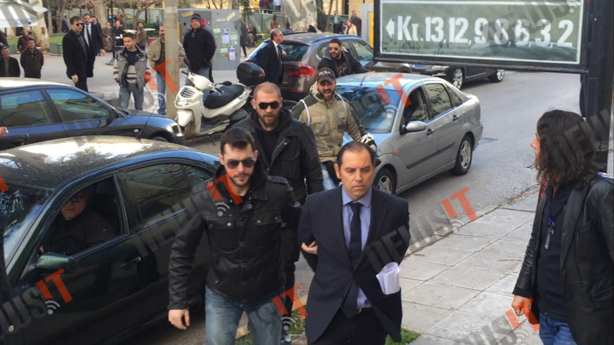 Κύκλωμα εκβιαστών: Αποδοκιμάστηκαν στην Ευελπίδων ο εκδότης και οι δημοσιογράφοι! ΒΙΝΤΕΟ