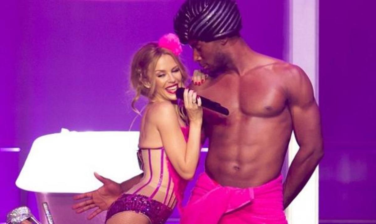 Kylie Minogue: Ανάβει φωτιές με τη sexy εμφάνισή της στη σκηνή!