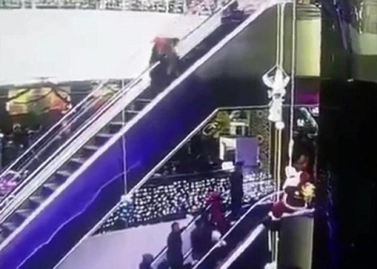 Σοκαριστικό βίντεο: Μητέρα σκοτώνει το μωρό της ρίχνοντάς το από τις κυλιόμενες!