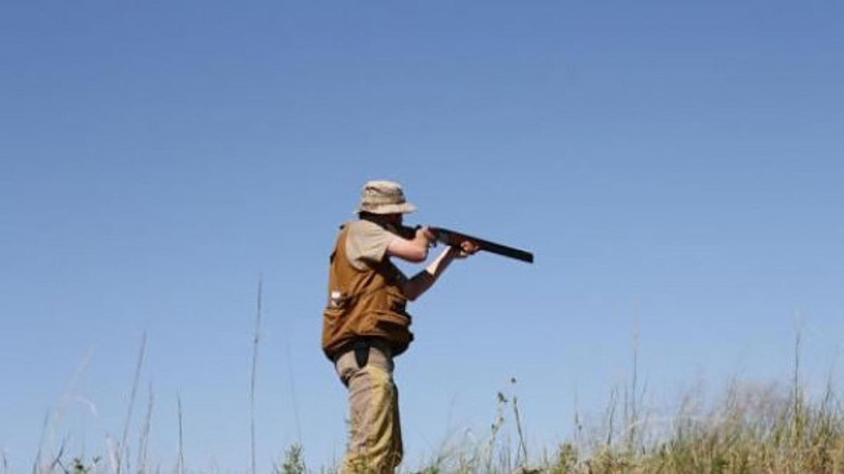 Σήκωσαν την καραμπίνα και πυροβόλησαν 63χρονο στο πρόσωπο