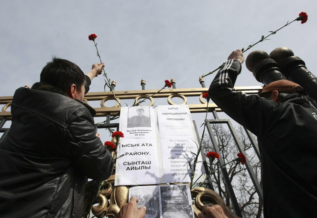 Απλοί πολίτες αφήνουν λίγα λουλούδια έξω από το προεδρικό μέγαρο εκεί όπου πέθανα περισσότεροι από 70 άνθρωποι. ΦΩΤΟ REUTERS