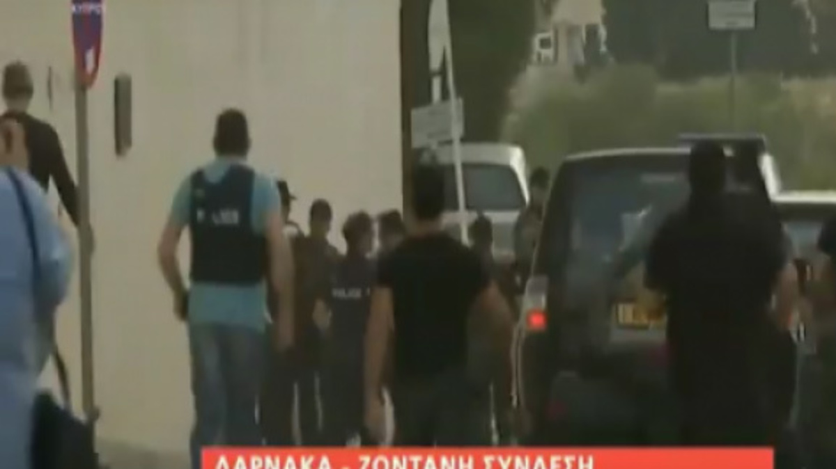 Άγρια επεισόδια στο δικαστήριο μετά από άγριο φονικό – Άδειασε 2 γεμιστήρες στο θύμα! (VIDEO)