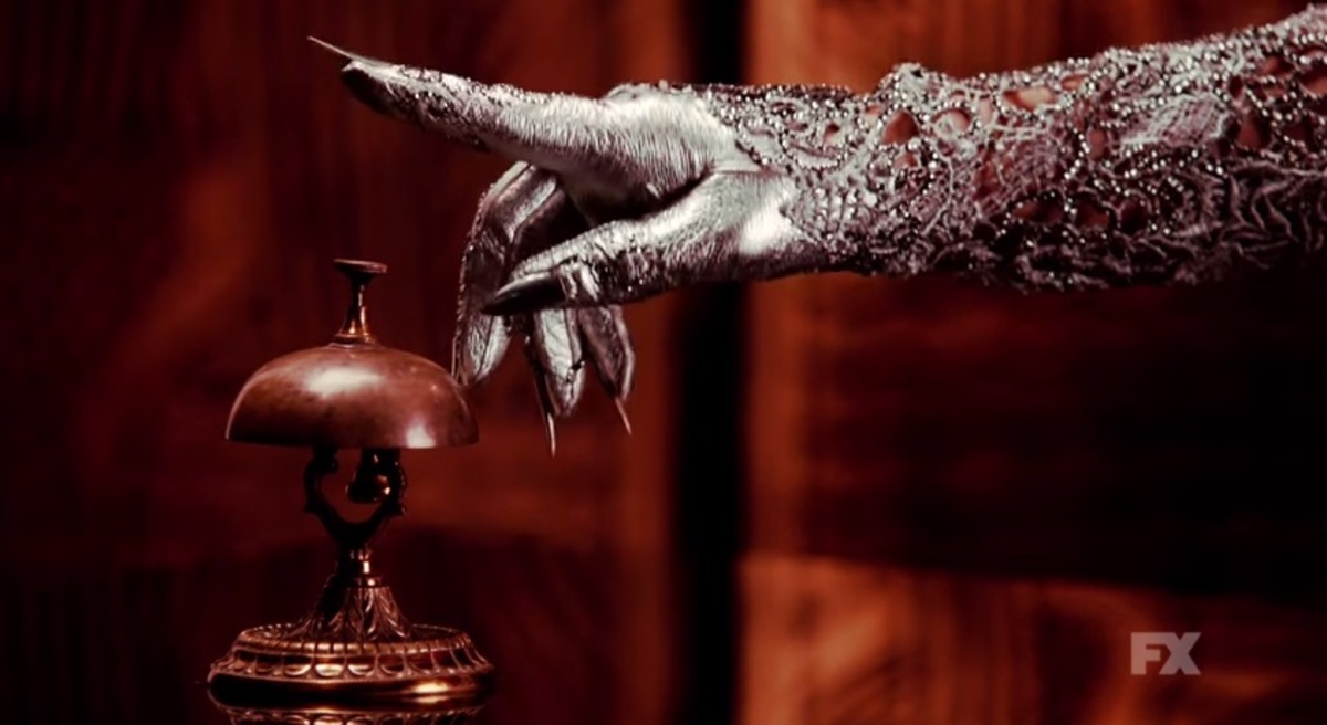 Ποιο είναι το διάσημο ασημί χέρι που μπαίνει στο “Hotel” του “American Horror Story”;