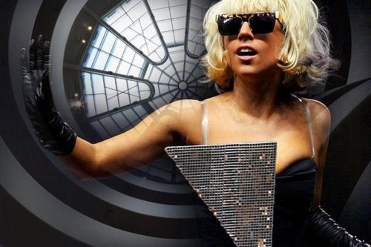 Έπεσε πάλι  στη σκηνή η Lady GaGa!