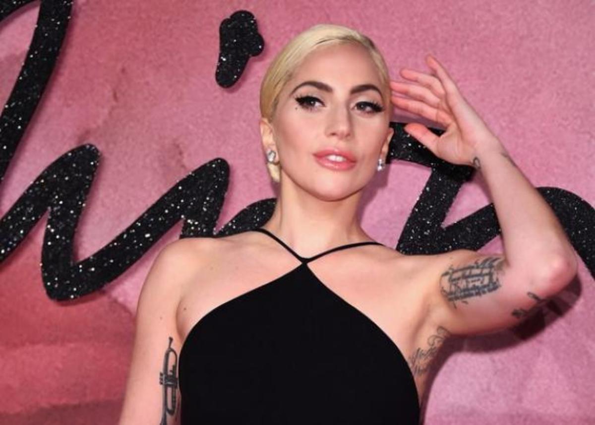 Lady Gaga: Δείτε πώς εξαφάνισε τα tattoo της για τη βασιλική οικογένεια [pics]