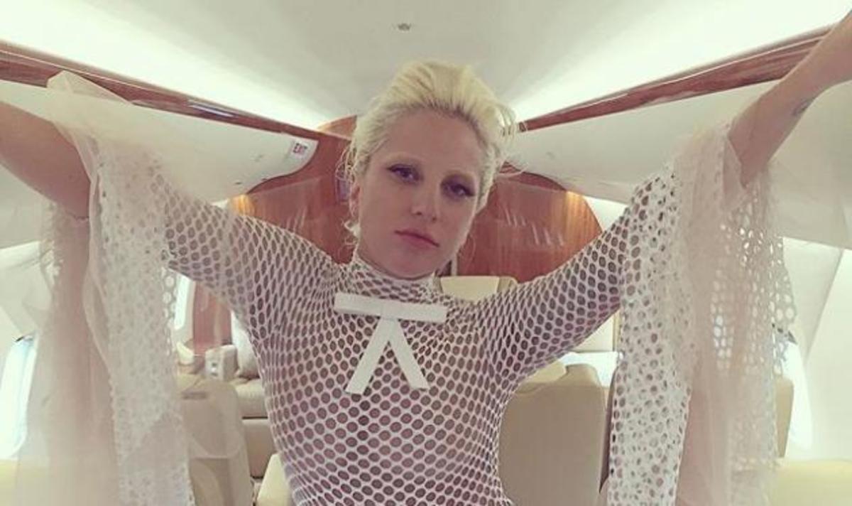 Lady Gaga: Φωτογραφίζεται μέσα στο ιδιωτικό της jet φορώντας μόνο μία διχτυωτή φόρμα!