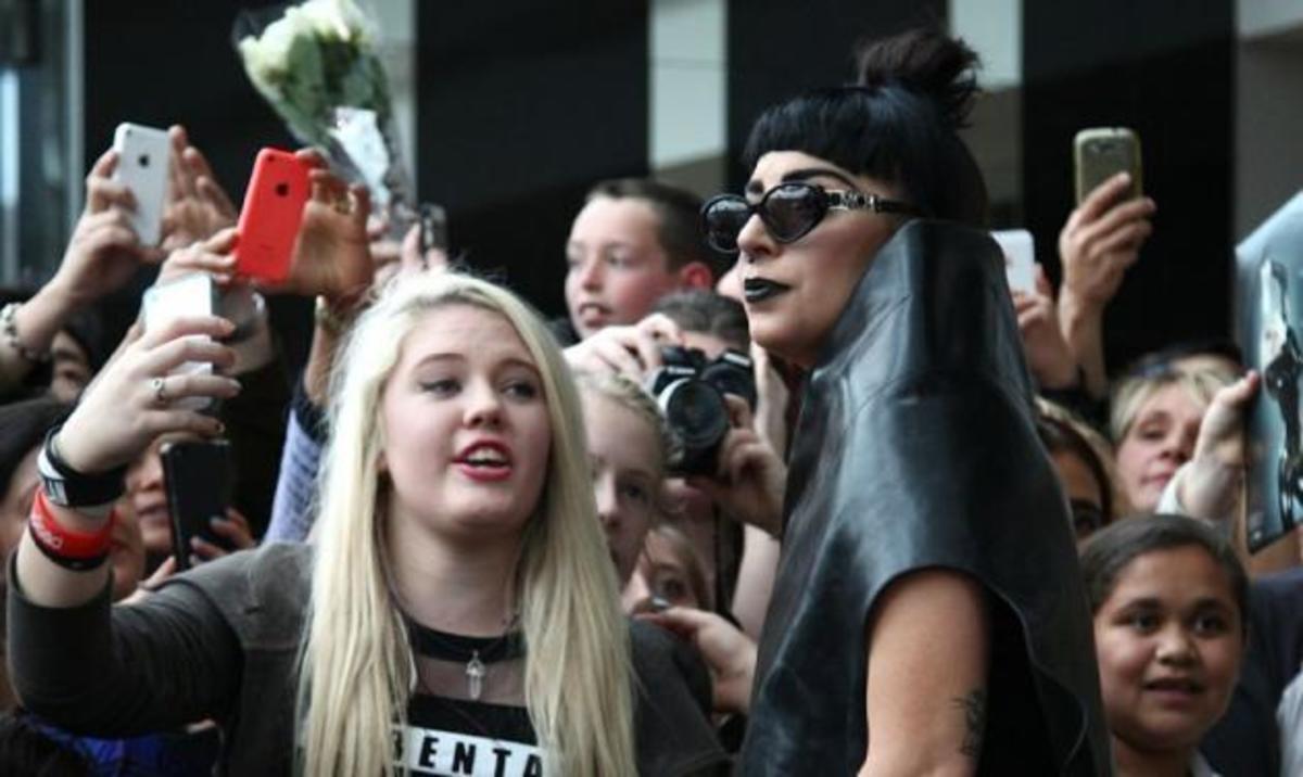 Τι ντύθηκες πάλι Lady Gaga;