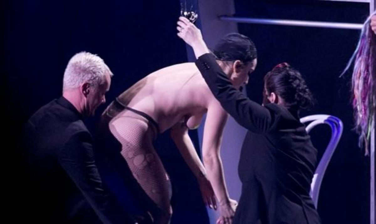 Lady Gaga: Η νέα γυμνή εμφάνιση στη σκηνή που προκάλεσε αντιδράσεις!