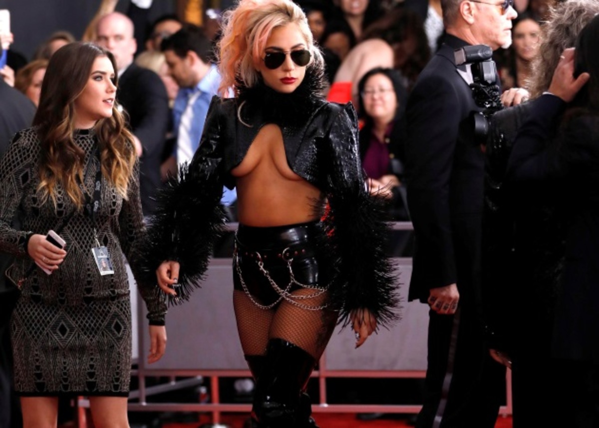 Το είδαμε κι αυτό! Η Lady Gaga με τους Metallica στη σκηνή των Grammys [pics]