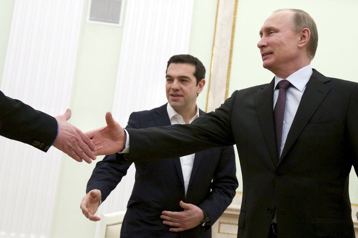 Ο Έλληνας υπουργός που έσφιξε το χέρι του Πούτιν – ΦΩΤΟ