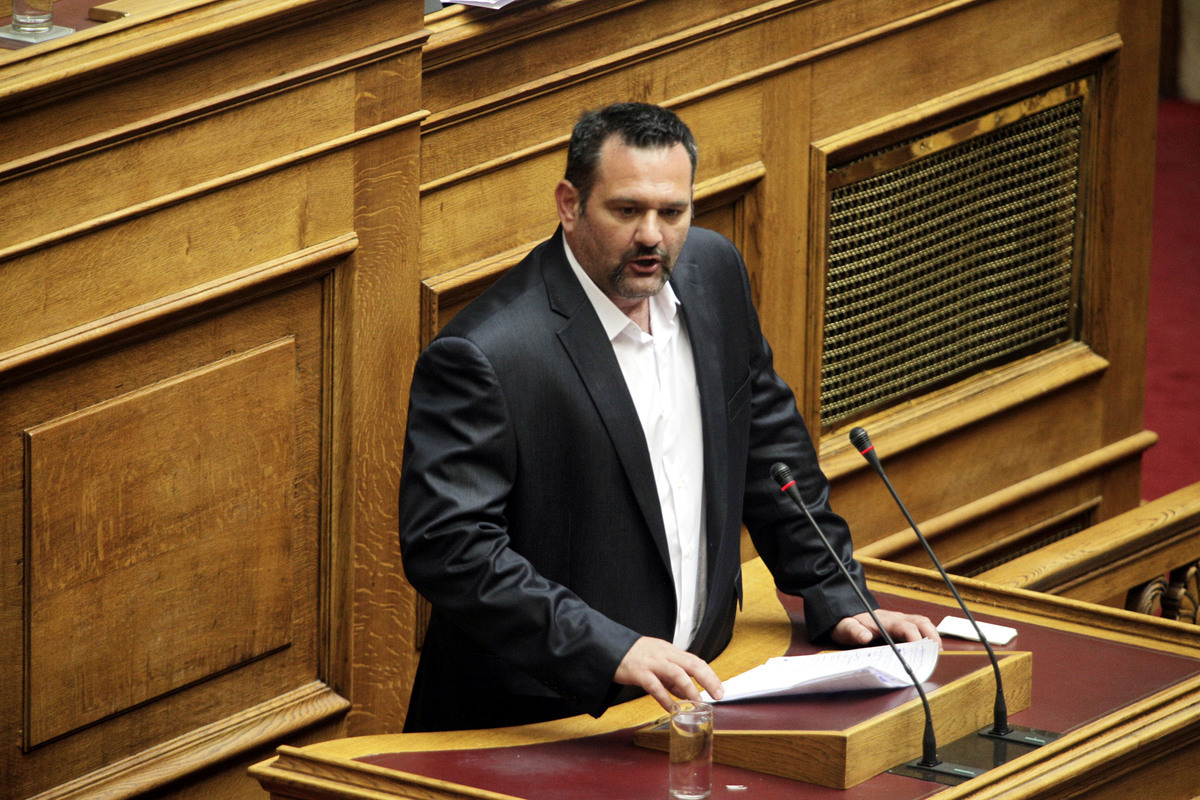 Άγρια κόντρα ΚΚΕ – Χρυσής Αυγής στη Βουλή – Απαξιωτικοί χαρακτηρισμοί για Φλωράκη