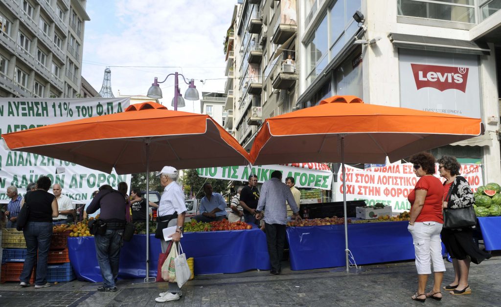 Ξεσηκώνονται οι παραγωγοί και πωλητές των λαϊκών αγορών για τον διαχωρισμό των παραγωγών – επαγγελματιών