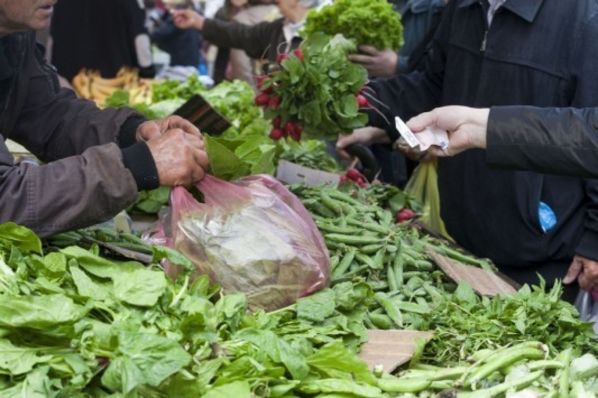 Βόλος: Πουλούσαν λαθραίο καπνό σε πάγκο της λαϊκής αγοράς!