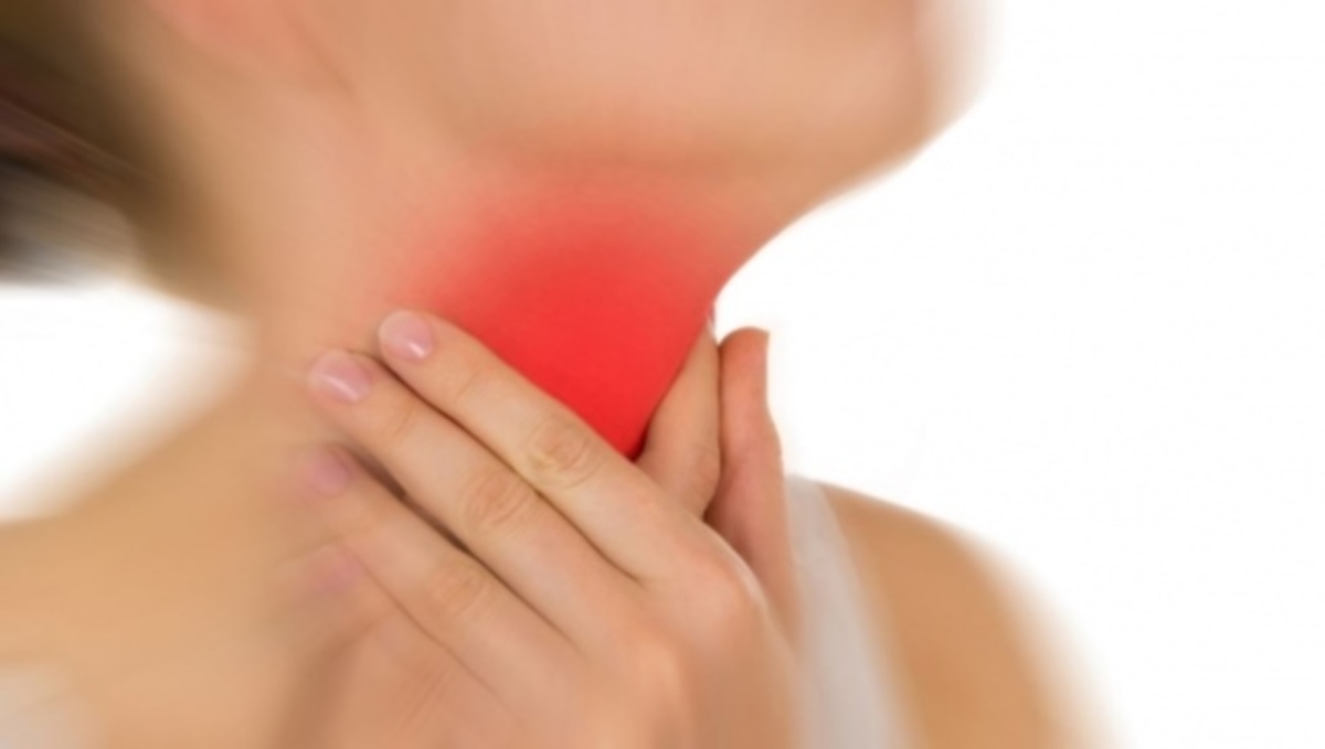 Σας ‘γρατζουνάει’ ο λαιμός σας όταν ξυπνάτε; Γιατί συμβαίνει – Πώς να ηρεμήσετε άμεσα