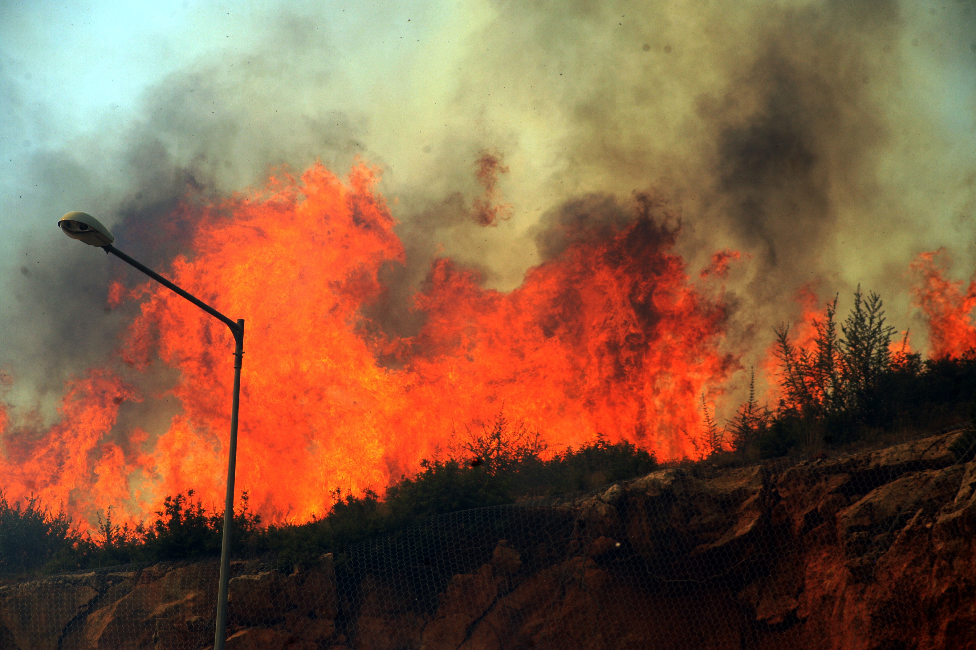 Υπό έλεγχο η φωτιά στο Καπανδρίτι – Μαίνονται οι φωτιές σε Χίο και Καλαμπάκα