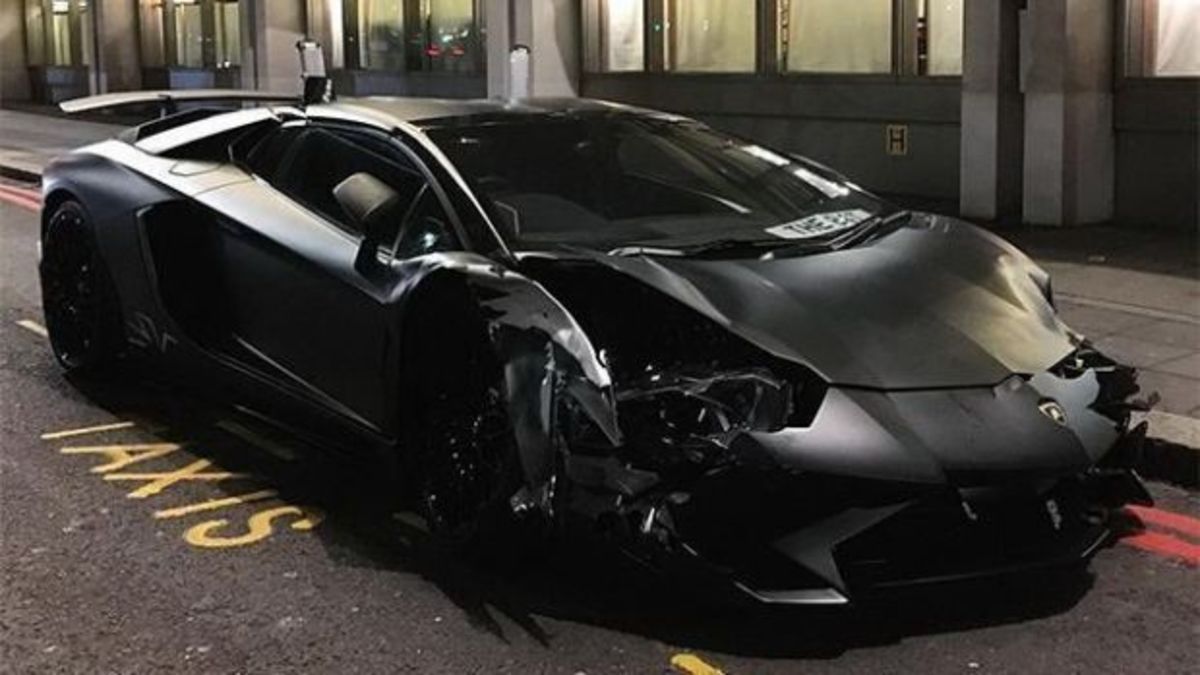 «Καρφώθηκε» με τη Lamborghini σε αυτοκίνητα σταματημένα στο φανάρι [vid]