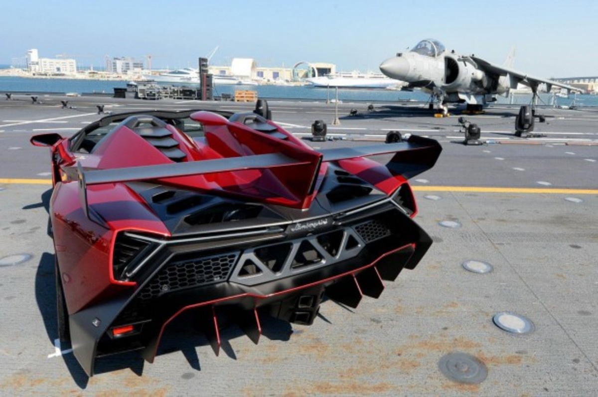 Μια Lamborghini Veneno Roadster έτοιμη για… απονήωση!