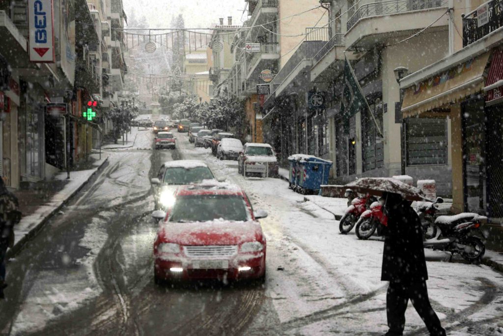 Μισό μέτρο το χιόνι στην Καστοριά – Αποκλεισμένος ο μισός νομός Τρικάλων – Εκτός εθνικών οδών έως τις 14:00 τα φορτηγά