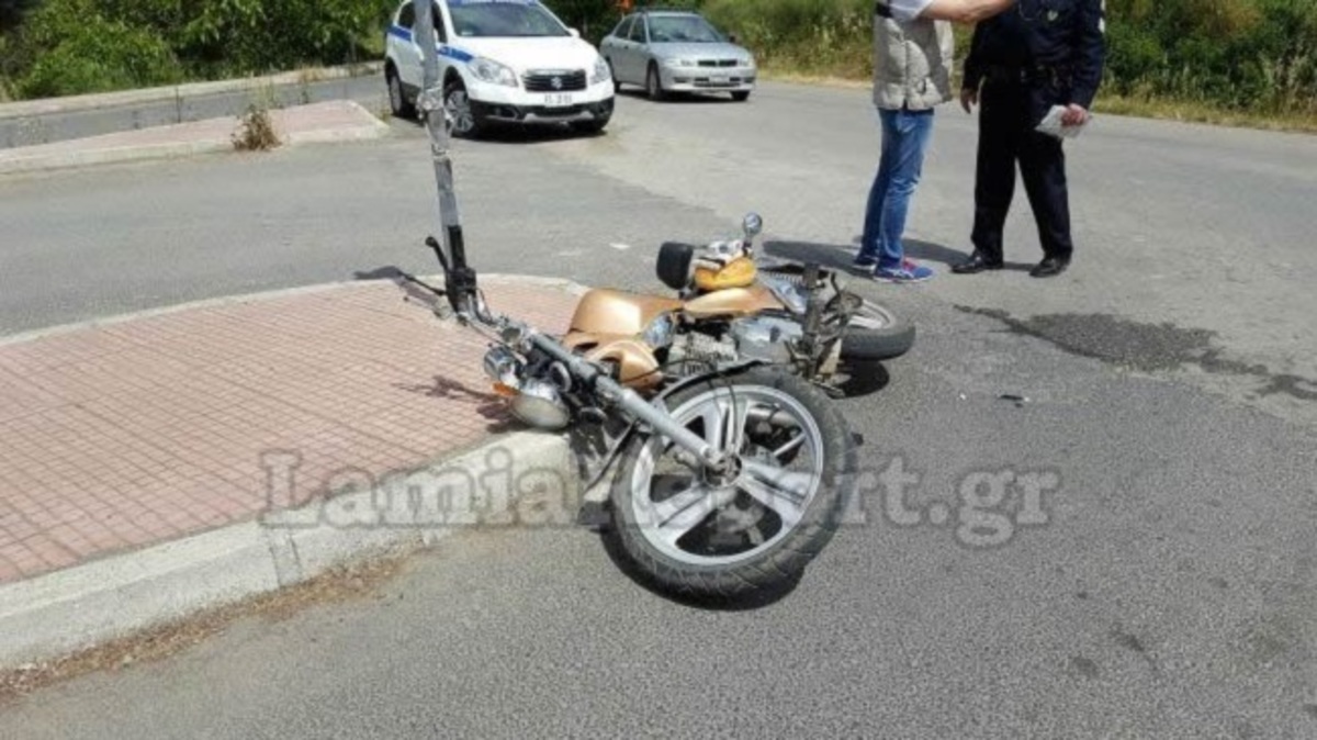 Λαμία: Στο νοσοκομείο οδηγός μηχανής – Παραβίασε STOP και συγκρούστηκε με αυτοκίνητο (ΦΩΤΟ)