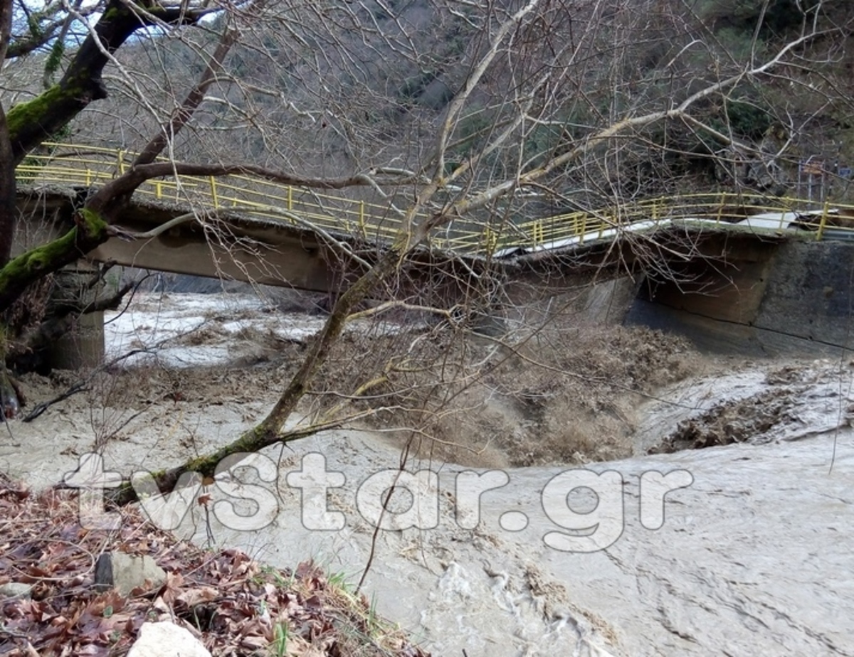 Φθιώτιδα: Γέφυρα κόπηκε στα δύο – Αποκλείστηκαν τέσσερα χωριά (ΒΙΝΤΕΟ)