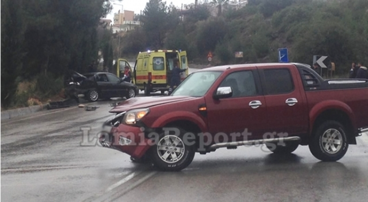 Λαμία: Τροχαίο με δύο τραυματίες σε στροφή καρμανιόλα (ΦΩΤΟ)