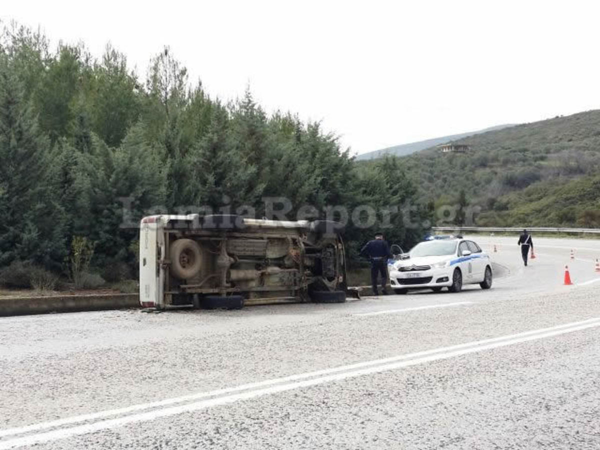 ΦΩΤΟ: Αναποδογύρισε το αυτοκίνητο στη μέση του δρόμου – Σώοι οι δύο ηλικιωμένοι