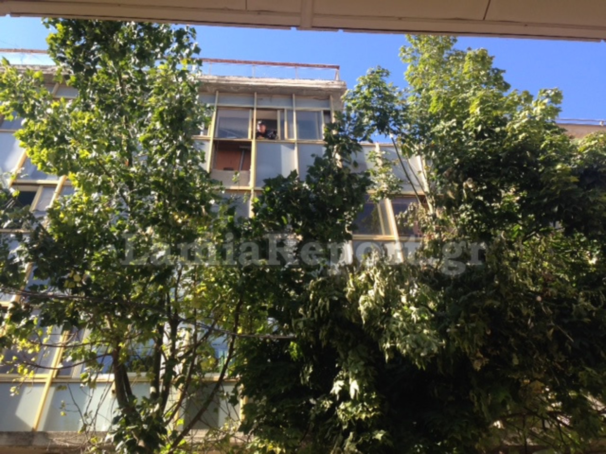 Λαμία: Τζάμι έπεσε από τον τρίτο όροφο στο πεζοδρόμιο – Είχαν… άγιο οι περαστικοί (ΦΩΤΟ, ΒΙΝΤΕΟ)
