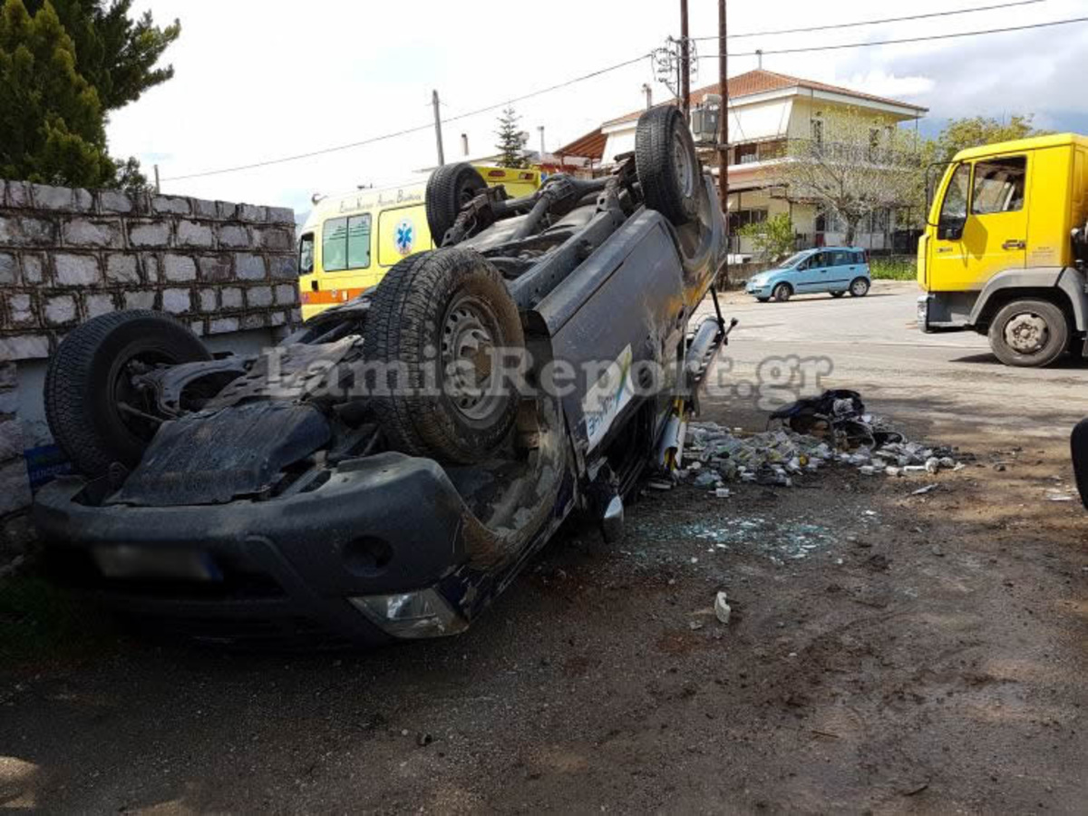 Σοβαρό τροχαίο στη Λαμία – Ιερέας εμβόλισε όχημα της ΔΕΔΔΗΕ [pics]