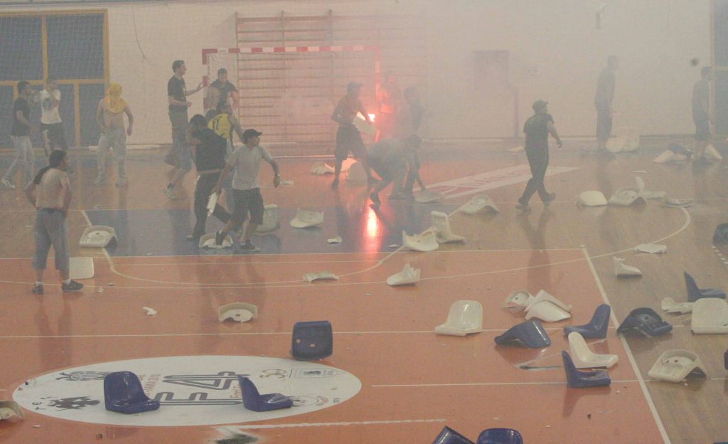 Τα θλιβερά επεισόδια στη Λαμία θα πληρώσουν ακριβά ΠΑΟΚ και ΑΕΚ