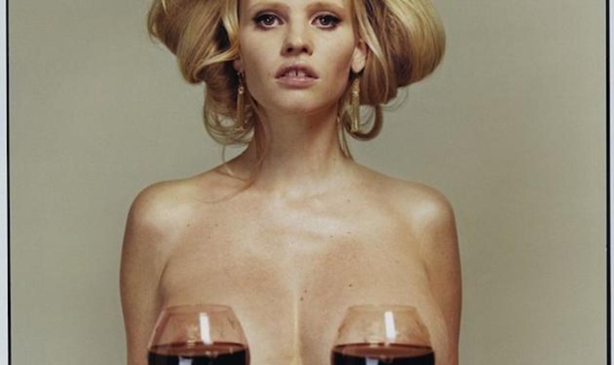 Lara Stone: Ποζάρει γυμνή και καλύπτει το στήθος της με δυο ποτήρια… κρασί!
