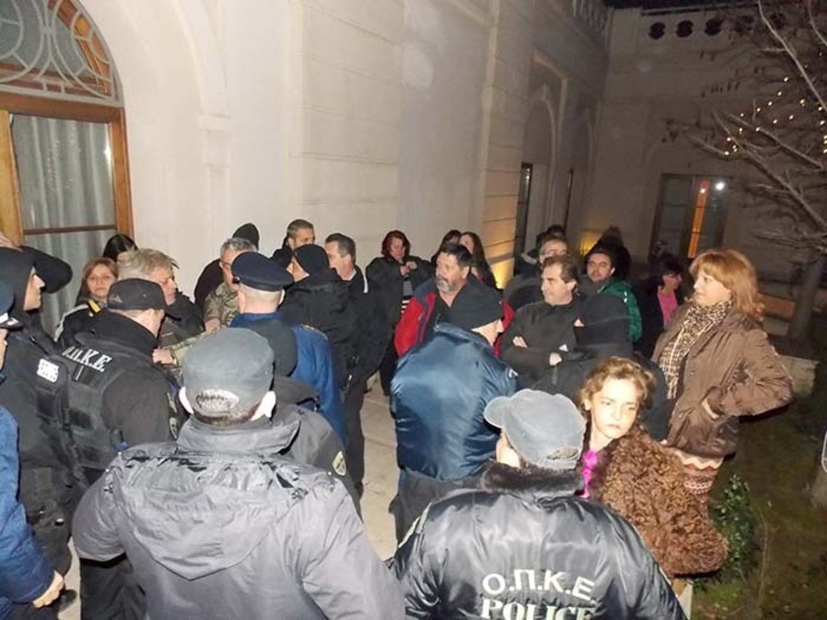 “Θερμή” υποδοχή από σχολικούς φύλακες στον Σαμαρά (ΒΙΝΤΕΟ)