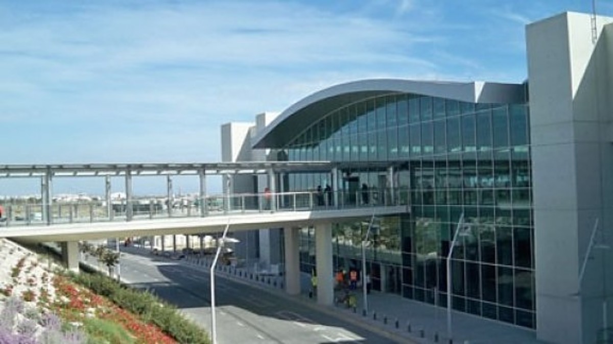 Μοίραζε χαστούκια στο αεροδρόμιο της Λάρνακας η πρέσβειρα της Αιγύπτου