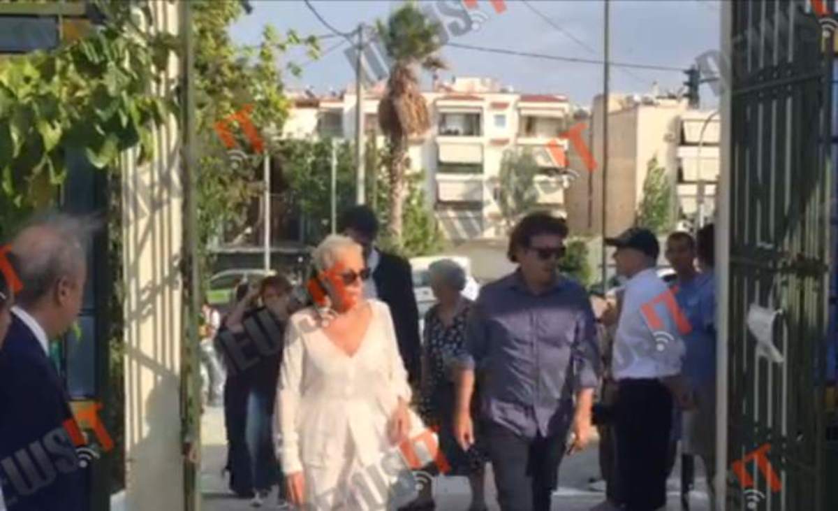 Λάσκαρη σε κηδεία Μπάρκουλη