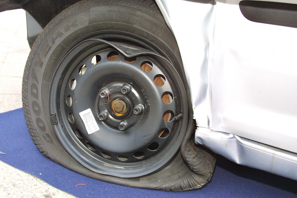 Ληστές έσκασαν τα λάστιχα αυτοκινήτου και έκλεψαν τον οδηγό