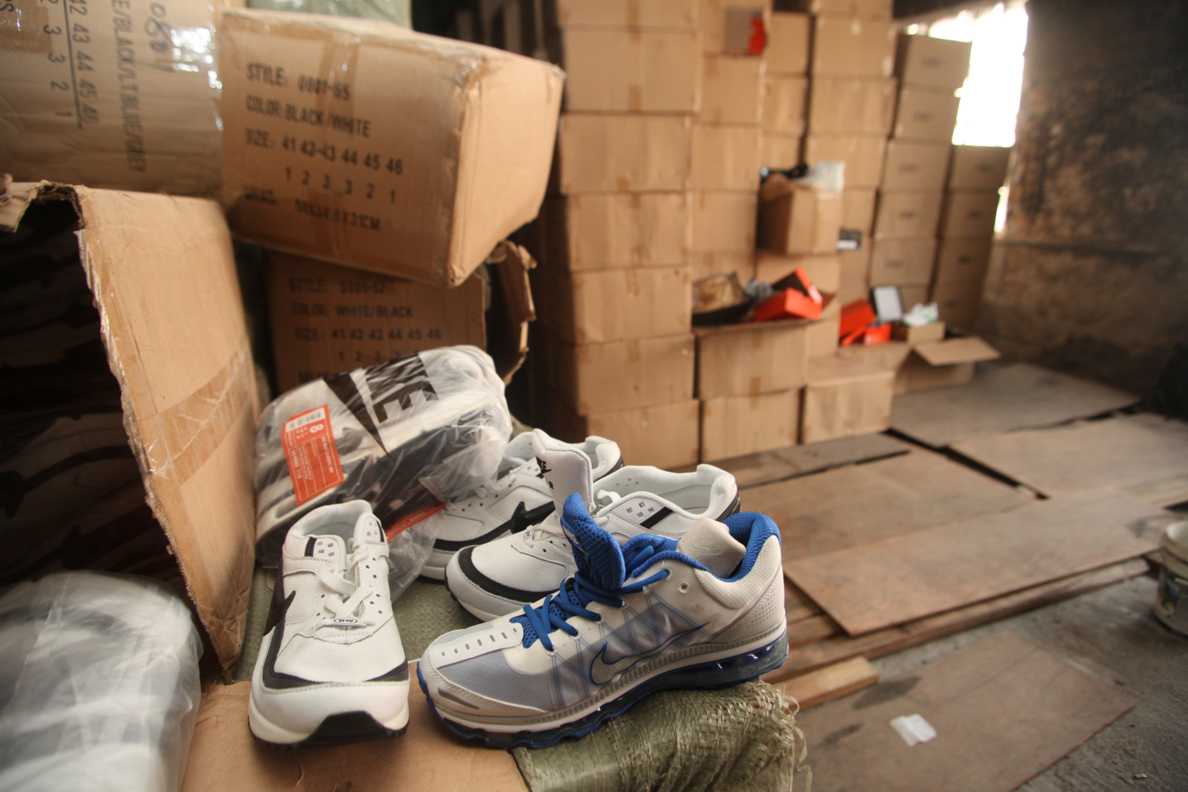 Συνέλαβαν αλλοδαπό με 13.000 λαθραία εμπορεύματα στον Πειραιά