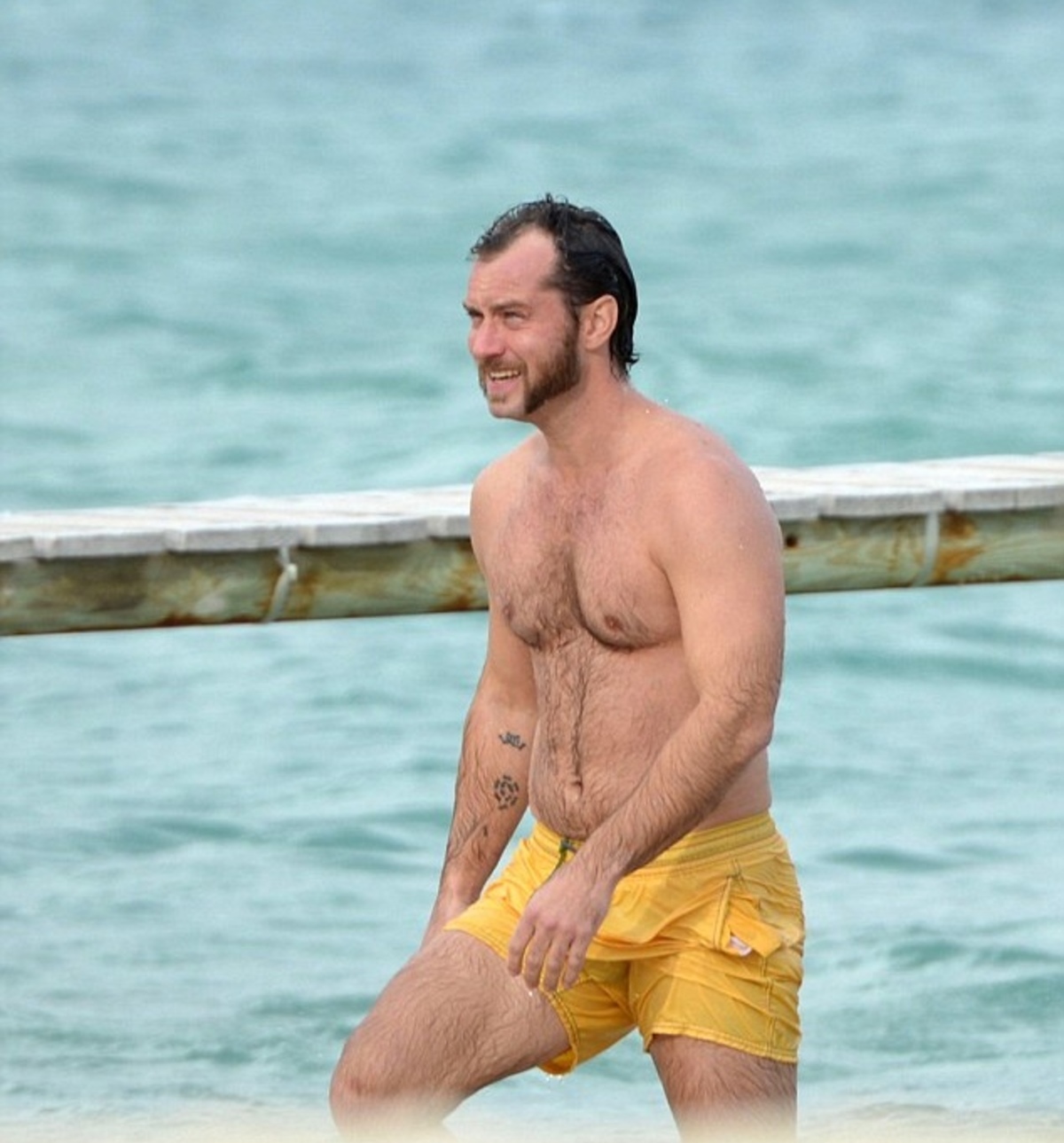 Κορίτσια sorry, αλλά ο  Jude Law άφησε γένια, πήρε κιλά και δεν θυμίζει σε τίποτα το γόη που ξέραμε…