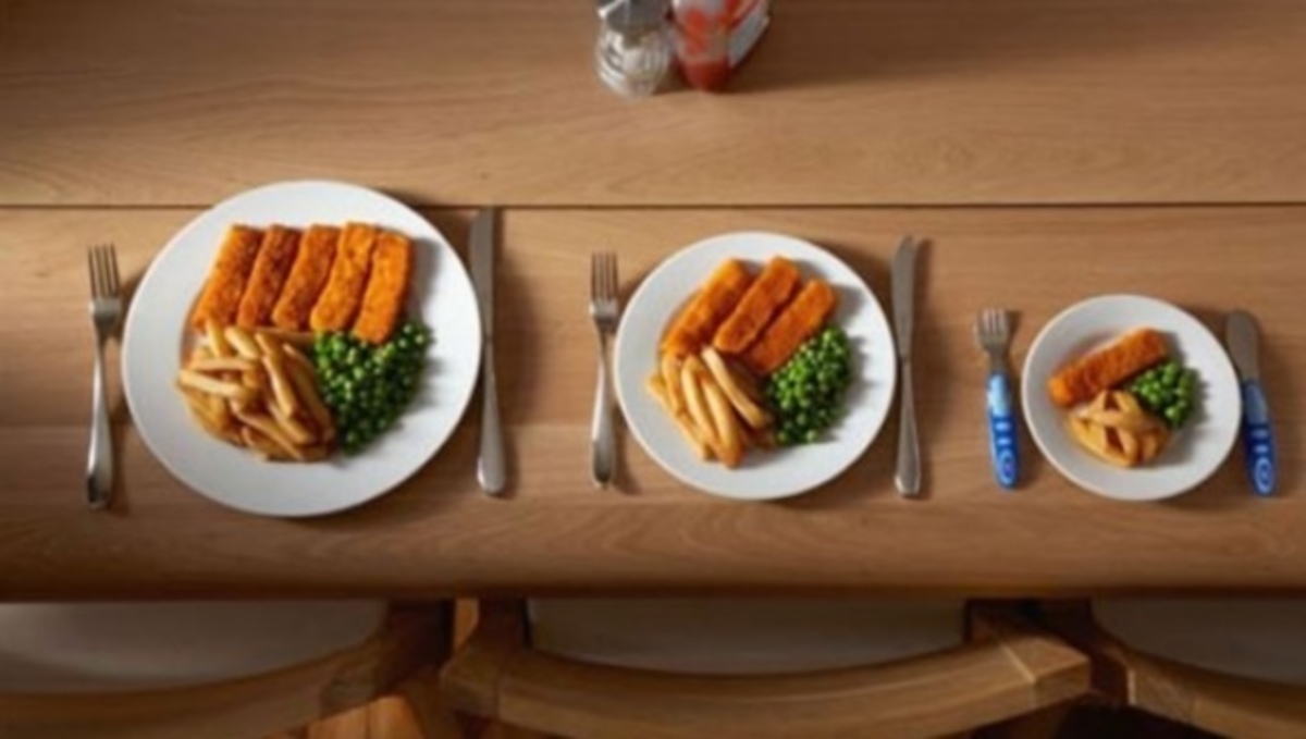 Ποιο χρώμα πιάτου και τι φωτισμός στον χώρο θα σας βοηθήσουν να χάσετε κιλά