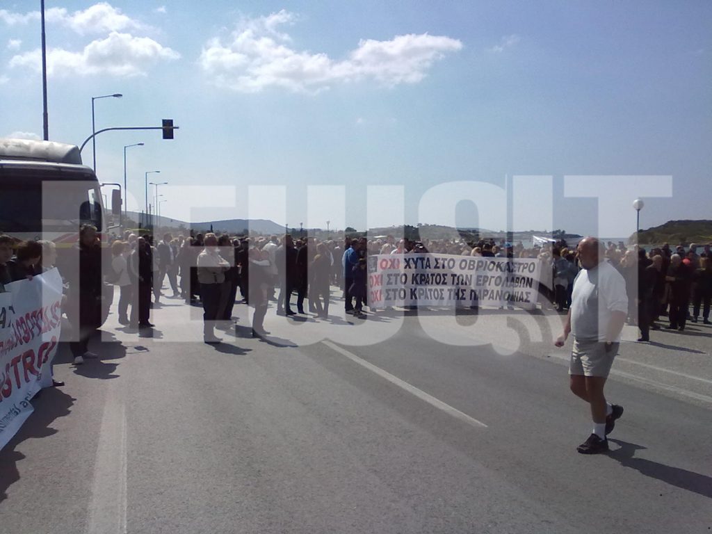 Με σκουπιδιάρες έκλεισαν την Λεωφόρο Σουνίου – Αποκλειστικές φωτό του NewsIt