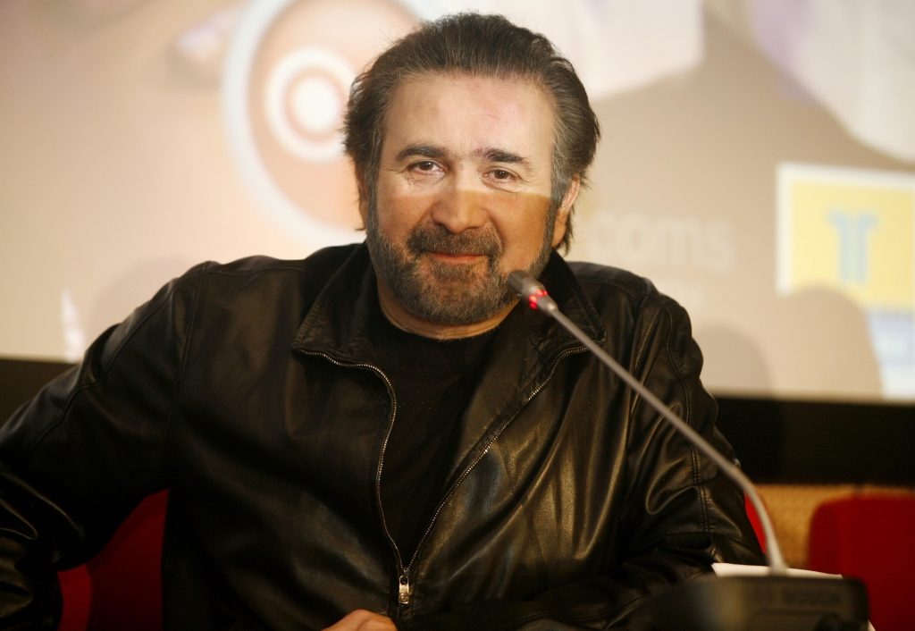 Ο Λαζόπουλος… έφαγε τις ξανθιές!