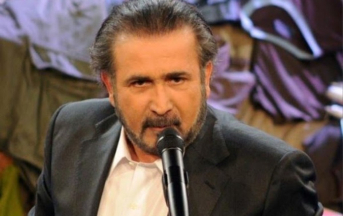 Λάκης Λαζόπουλος: «Τα ζόμπι ουρλιάζουν στα δελτία ειδήσεων και η Μακρόνησος ετοιμάζεται να ανοίξει»