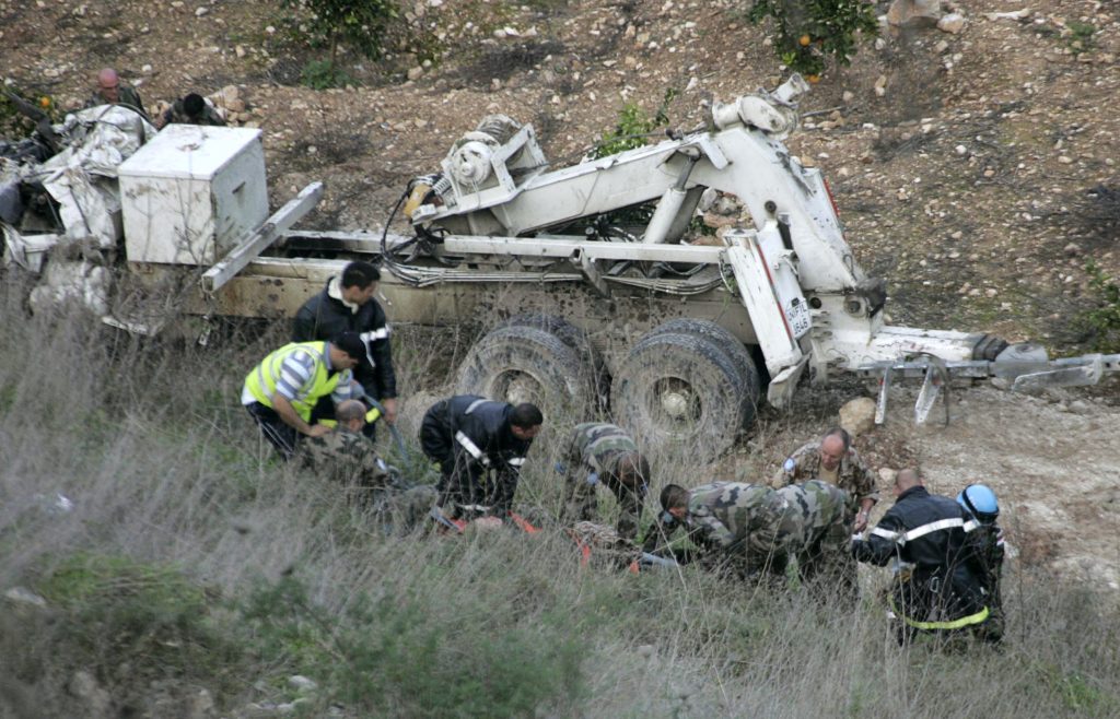 Τα σωστικά συνεργεία στο σημείο που συνέβη το ατύχημα. ΦΩΤΟ REUTERS