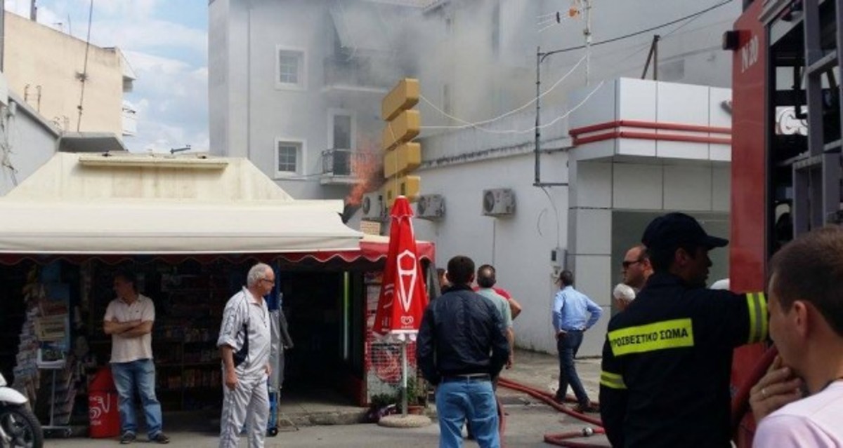 ΦΩΤΟ: Στο νοσοκομείο ηλικιωμένος από πυρκαγιά σε αποθήκες στη Λευκάδα