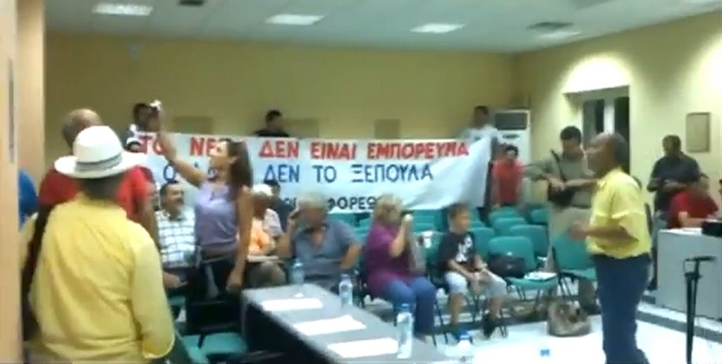 Λευκάδα: Εισβολή στο δημοτικό συμβούλιο λόγω… νερού -Δείτε το βίντεο!