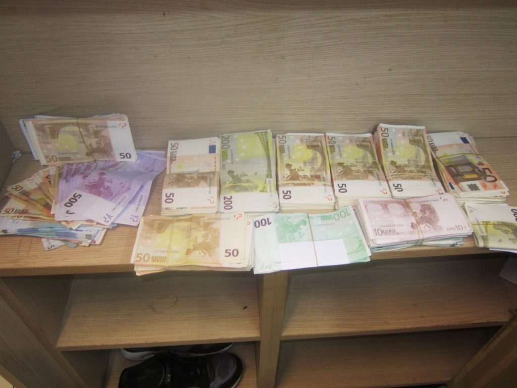 Κομπίνα στο κέντρο της Αθήνας – Πλαστά έγγραφα σε αλλοδαπούς και ξέπλυμα χρήματος
