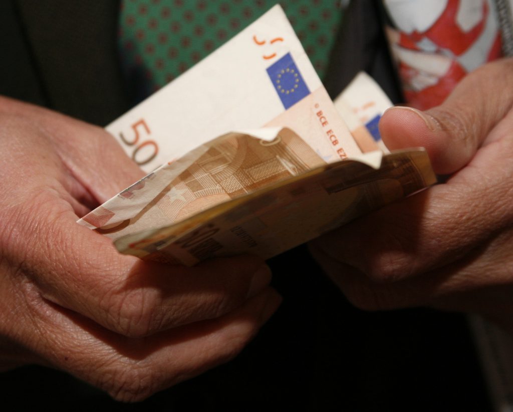Τρίκαλα: Συνέλαβαν 70χρονη καρκινοπαθή  για χρέος 300 ευρώ!